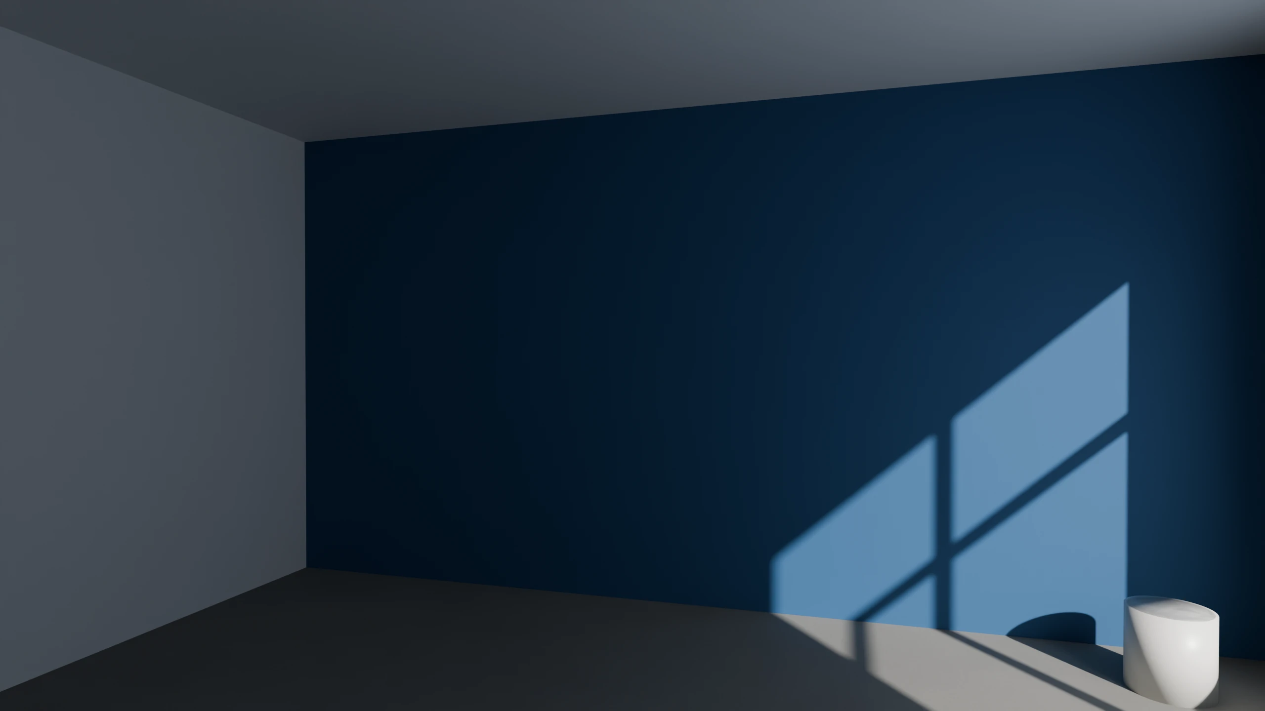 Derselbe Raum gespachtelt, die Rückwand tiefblau gestrichen.
